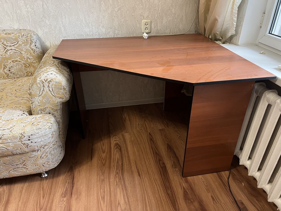 Продам компьютерный стол