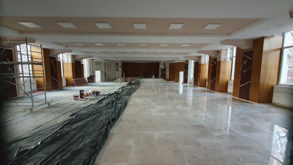 Slefuim pardoseli din piatra, beton sau șapă.