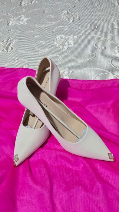 Pantofi noi crem masura 38