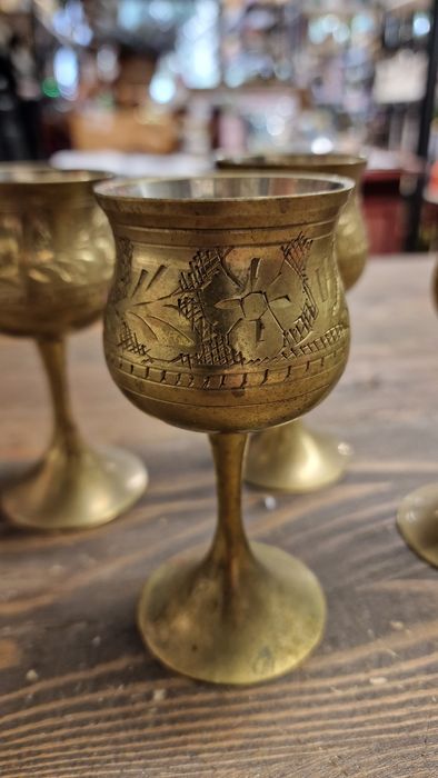 Посуда из металла ретро.