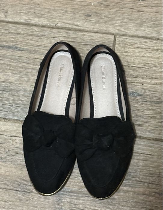 Se vand haine de calitate purtate maxim o data.