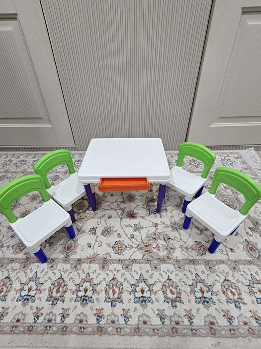 Продам столик и 4 стула для кукол