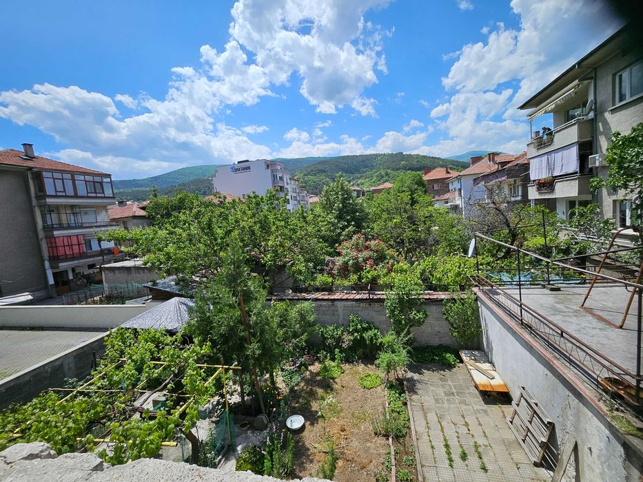 Етаж от къща с двор на Бул.България, Асеновград