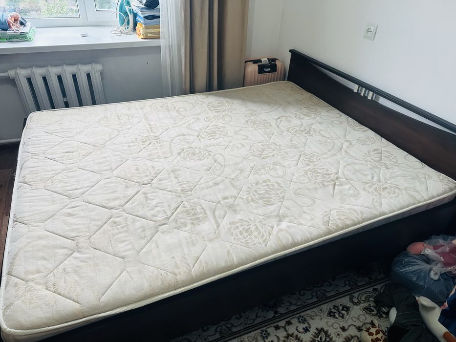 Двуспальная кровать