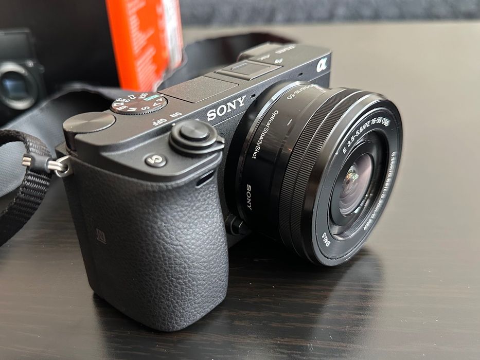 Sony A6400 + 16-50mm обектив – Отлично състояние