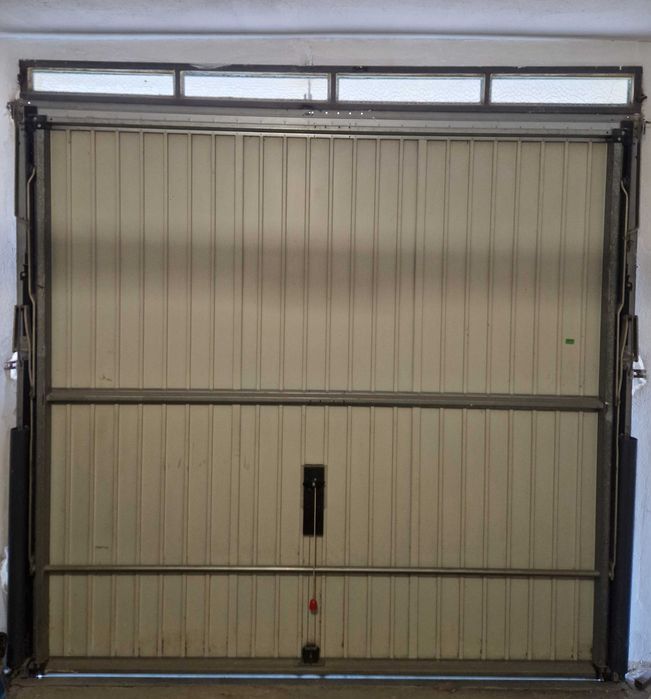 Махова гаражна врата