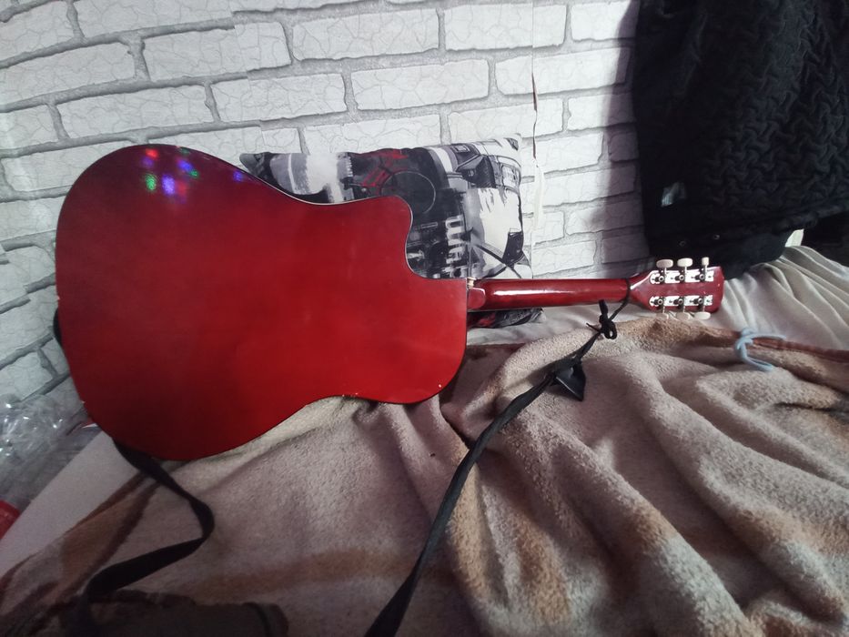 Продам гитару  foix