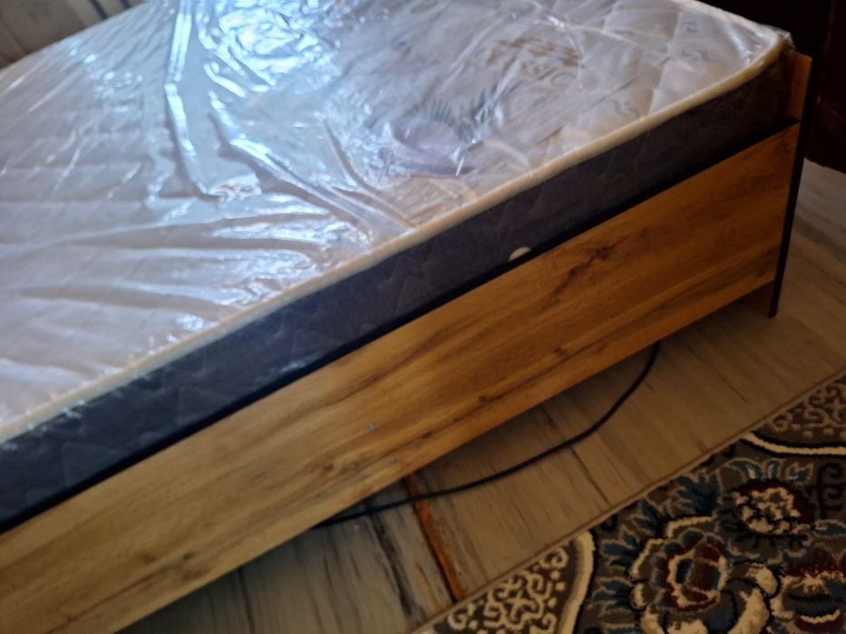 Mebel komplekt sotiladi.Narxini kelishamiz.Matrasi o'zi bilan .
