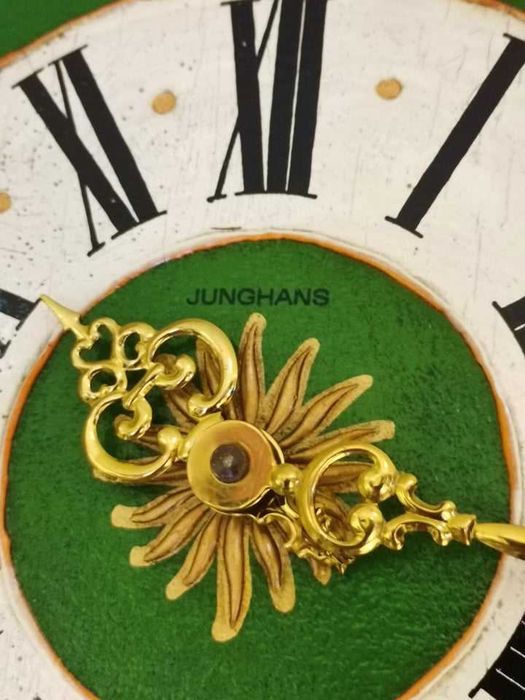 Продавам 4 бр. перфектни стенни часовници