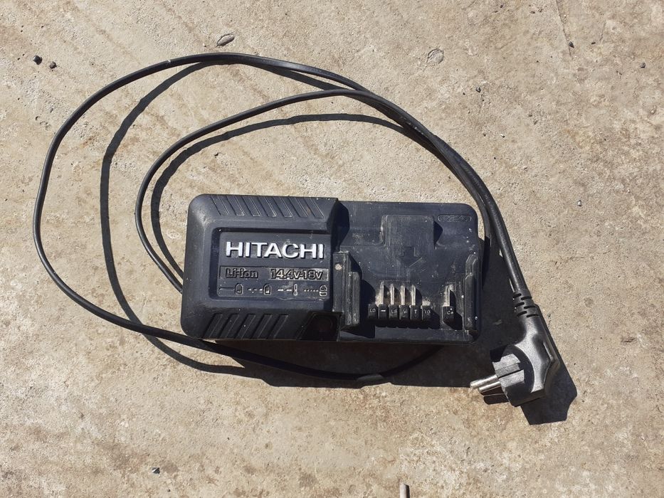 Vând încărcător și acumulatori de Hitachi