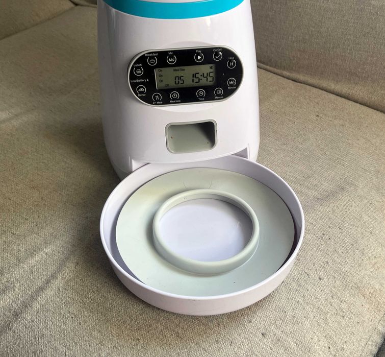 Aparat hranire automata pisici caini mici functional USB