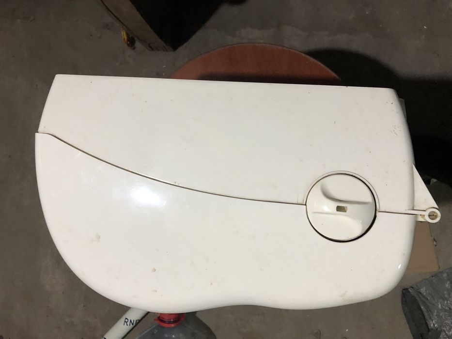 Продам диспенсер для бумажных полотенцев