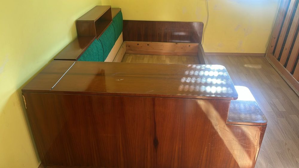 Pat vintage din lemn masiv și spațiu de depozitare