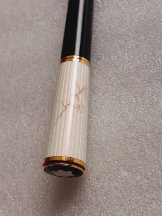 Автентичен,Лимитиран химикал(MONTBLANC) Ingrid Bergman.позлата, емайл