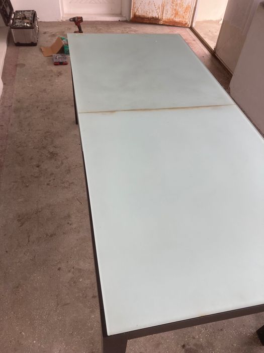 Masa cu sticla și cadru negru