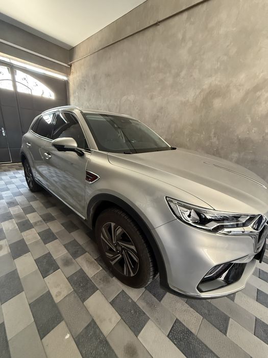 Продам машину hongqi hs 5