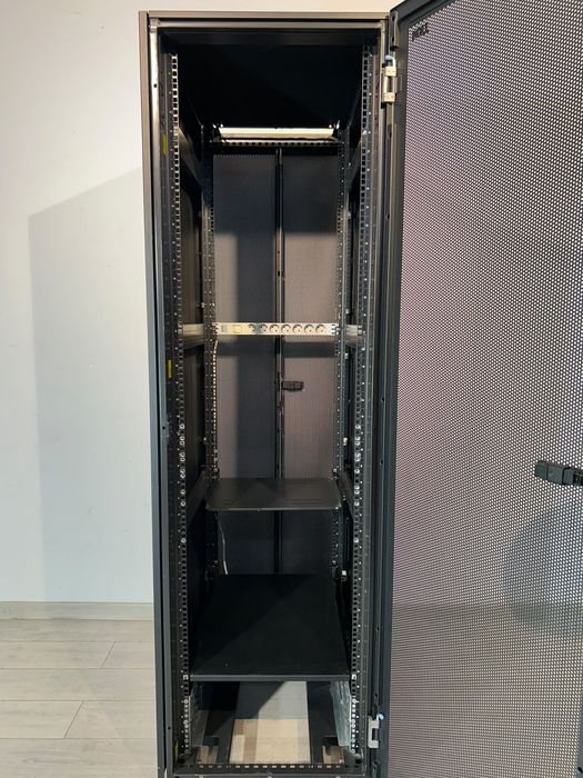 Rack Server IBM de Podea pe Roți, Dulap Cabinet Închis