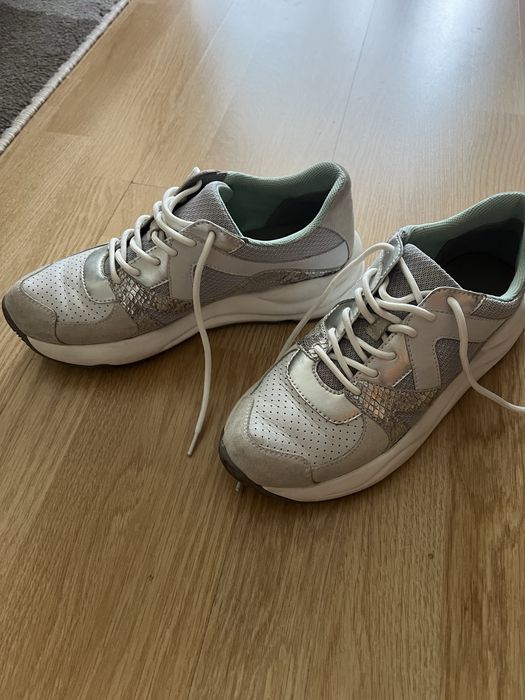 Санадали и маратонки от естествена кожа