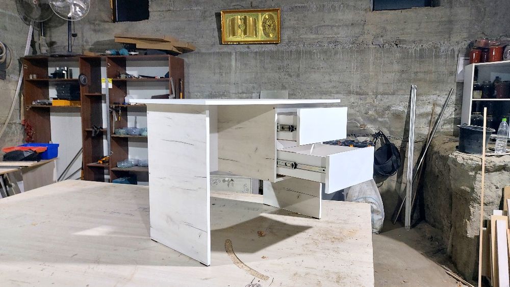 Писменный стол для школьников.