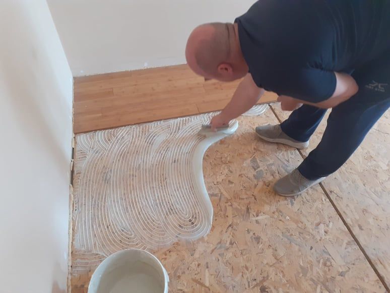 Циклене, лакиране и пренареждане на паркет и дюшеме.