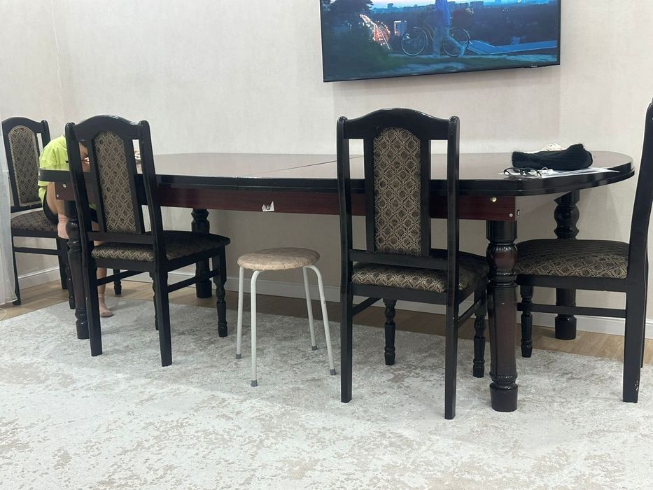 Продаю стол со стулями