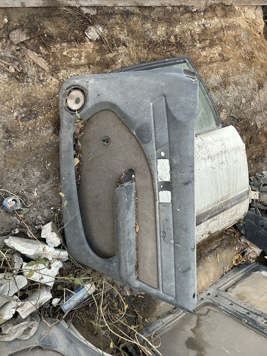 Двери на Ауди есть разные запчасти С4
