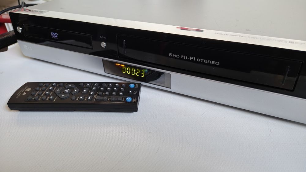 Combo LG video VHS și DVD cu HDMI