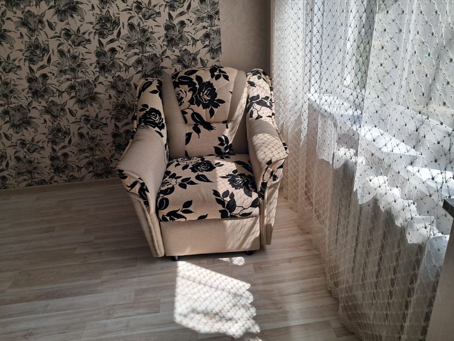Продам диван с двумя креслами