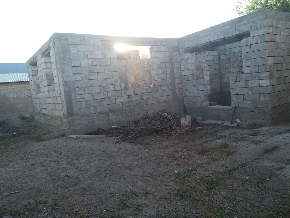 Продам участок с недостроенным домом