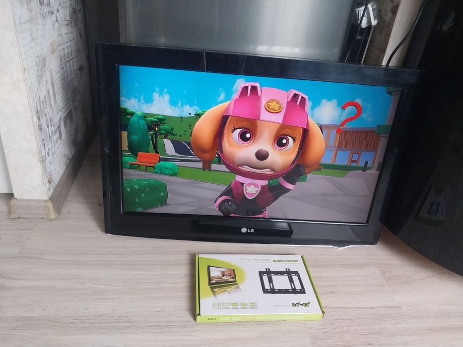 Телевизор LG 80см. Не смарт. С кронштейном.