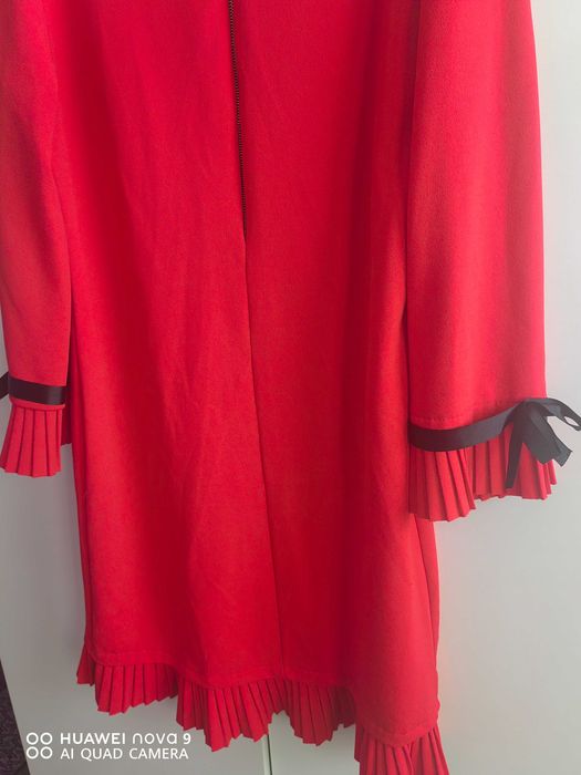 Елегантна рокля в червен цвят.