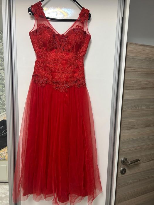 Vand rochii de ocazie