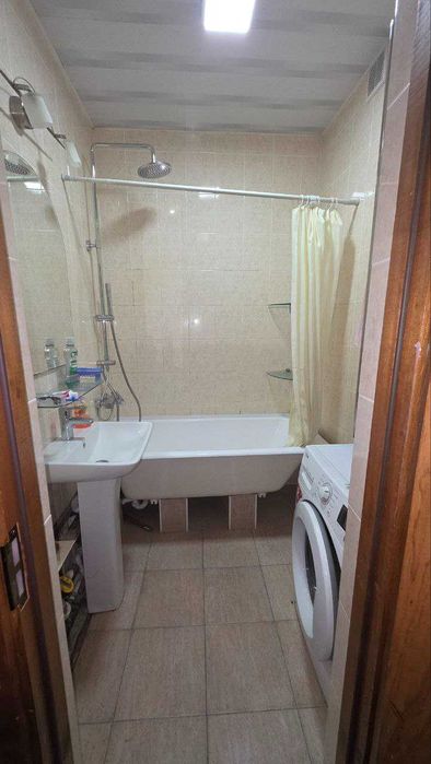 Сдаётся 3-комнатная квартира возле ГУВД, в центре города.