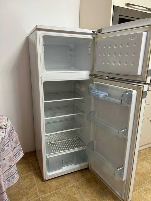 Продавам използван работещ хладилник