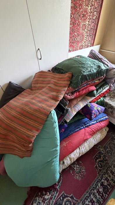 Отдам бесплатно корпешки, одеяла, подушки, пледы