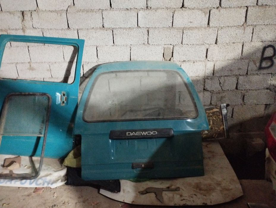 Damasnig orqa kapoti