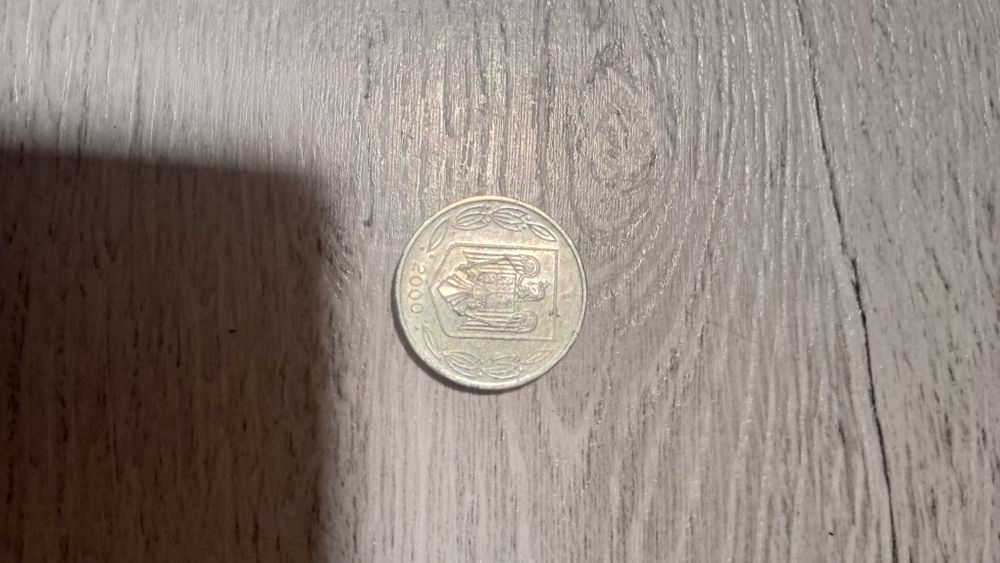 Moneda veche din anii 2000