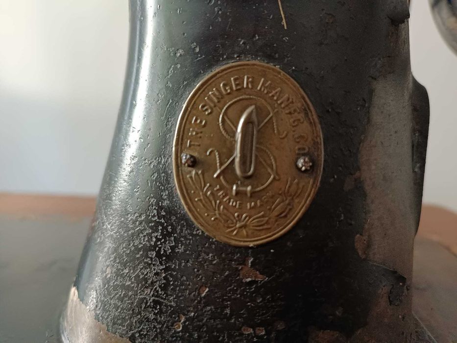 Mașină de cusut Singer veche cu pedală și mobilier original – cca. 1930