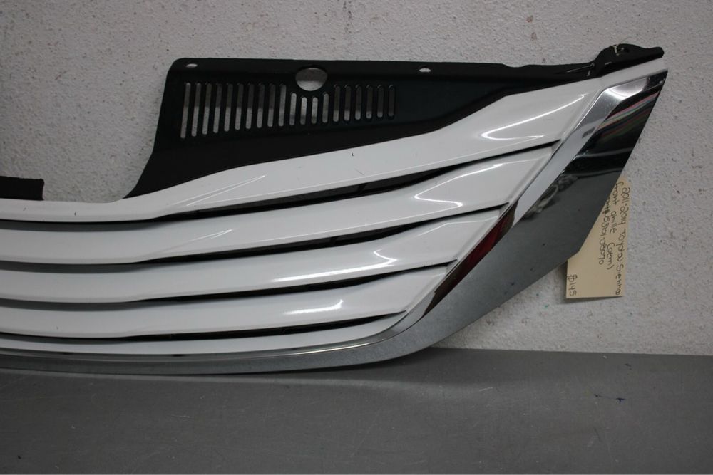 Решетка радиатора Toyota Sienna 2010г-2017г