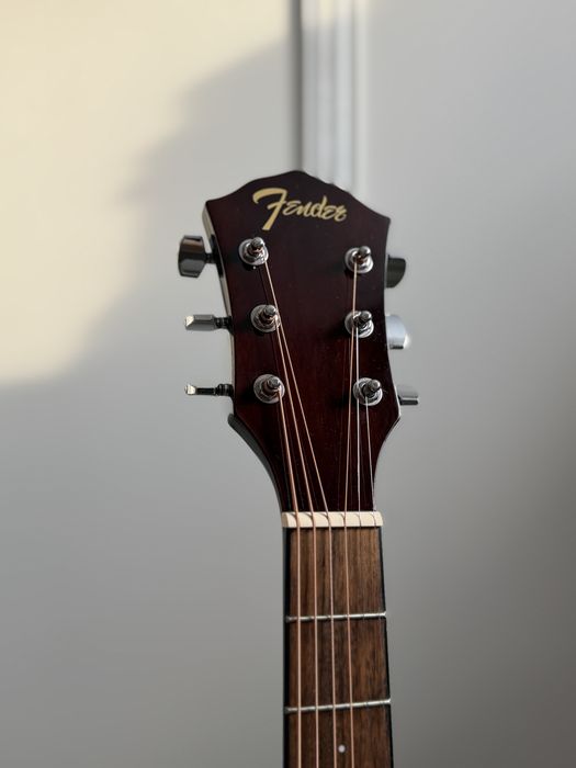 Акустическая Гитара Fender с набором аксессуаров.