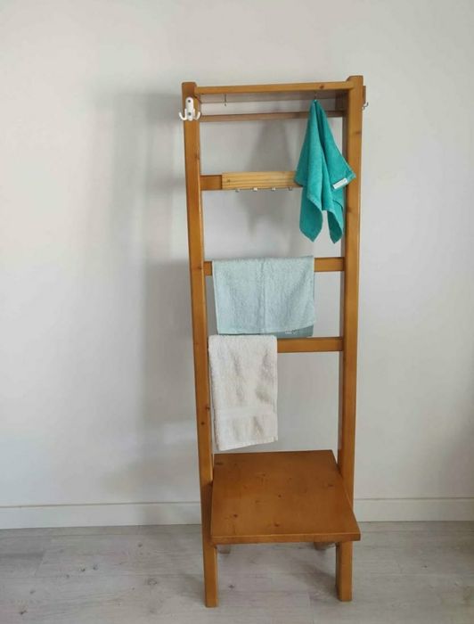 Suport prosop, rustic, din lemn lăcuit, tip scaun cu spătar inalt