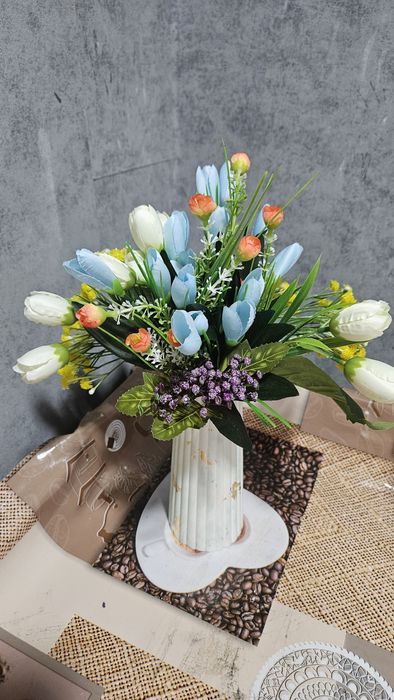 Гипсовая ваза с цветами