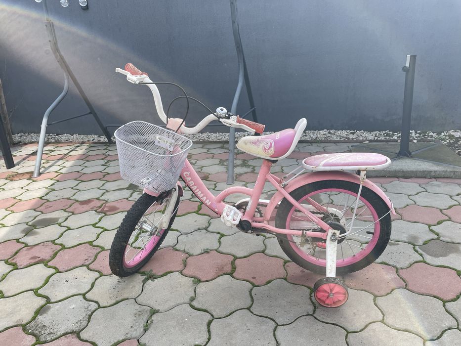 Bicicleta pentru fetite roz.