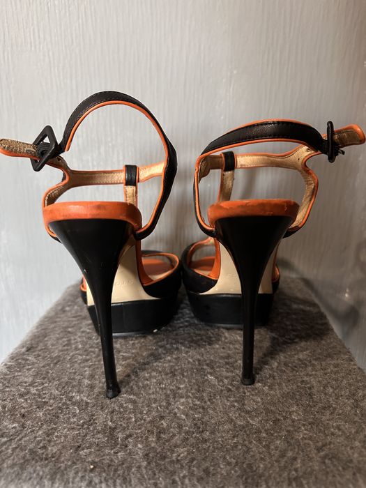 Босоножки с Т образным ремешком