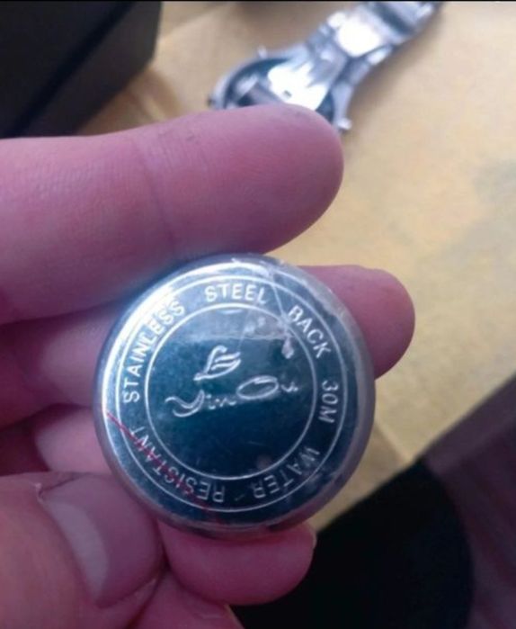 Ceas barbat NOU , cutie , necesita servisare baterii , ofer eu bateril