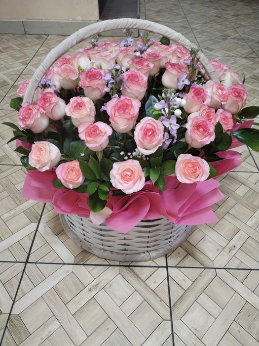 Розы в корзине 43 штук