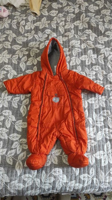 Комбенизончики, курточка и жилетка на девочку от рождения до 9 месяцев