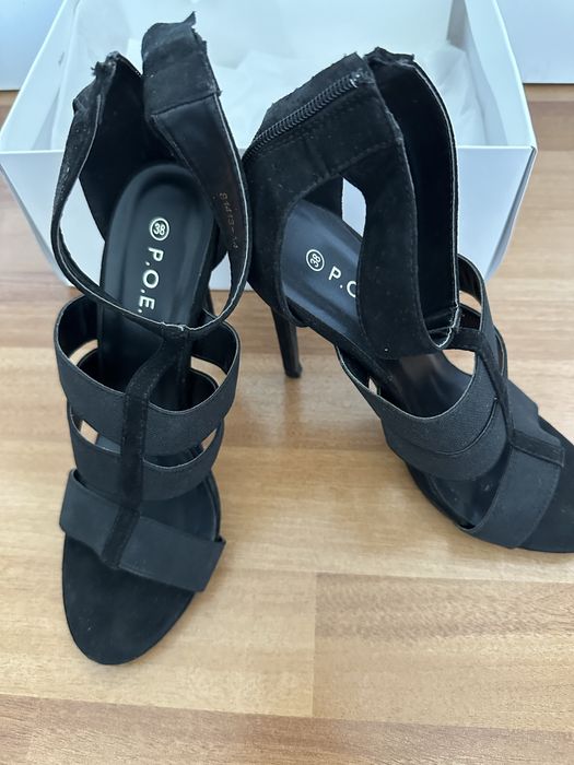 Vand sandale cu toc Poema