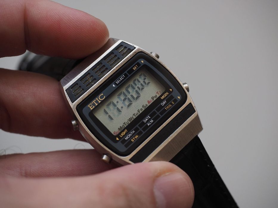 Ceas electronic (o bucată) ETIC din anii 1980, funcțional, cu iluminare, curea nouă, metal de calitate (mai bun decât la Montana)