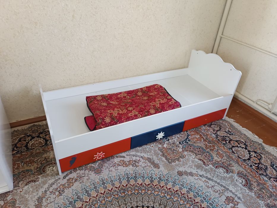 Детский комплект мебель крават шкаф